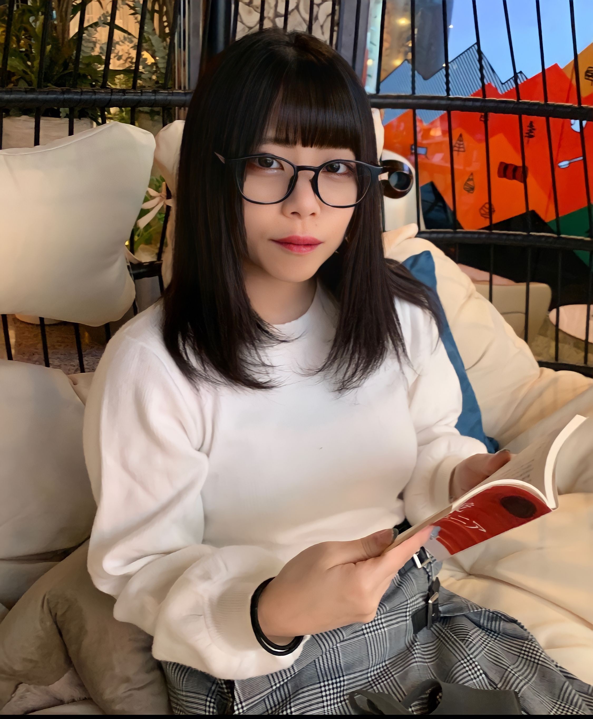 巨乳眼镜女子翼生中出封面