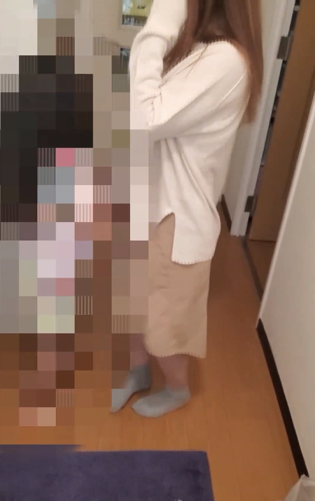 访问混血妻子的家。和担心的孩子对视，继续侵犯封面