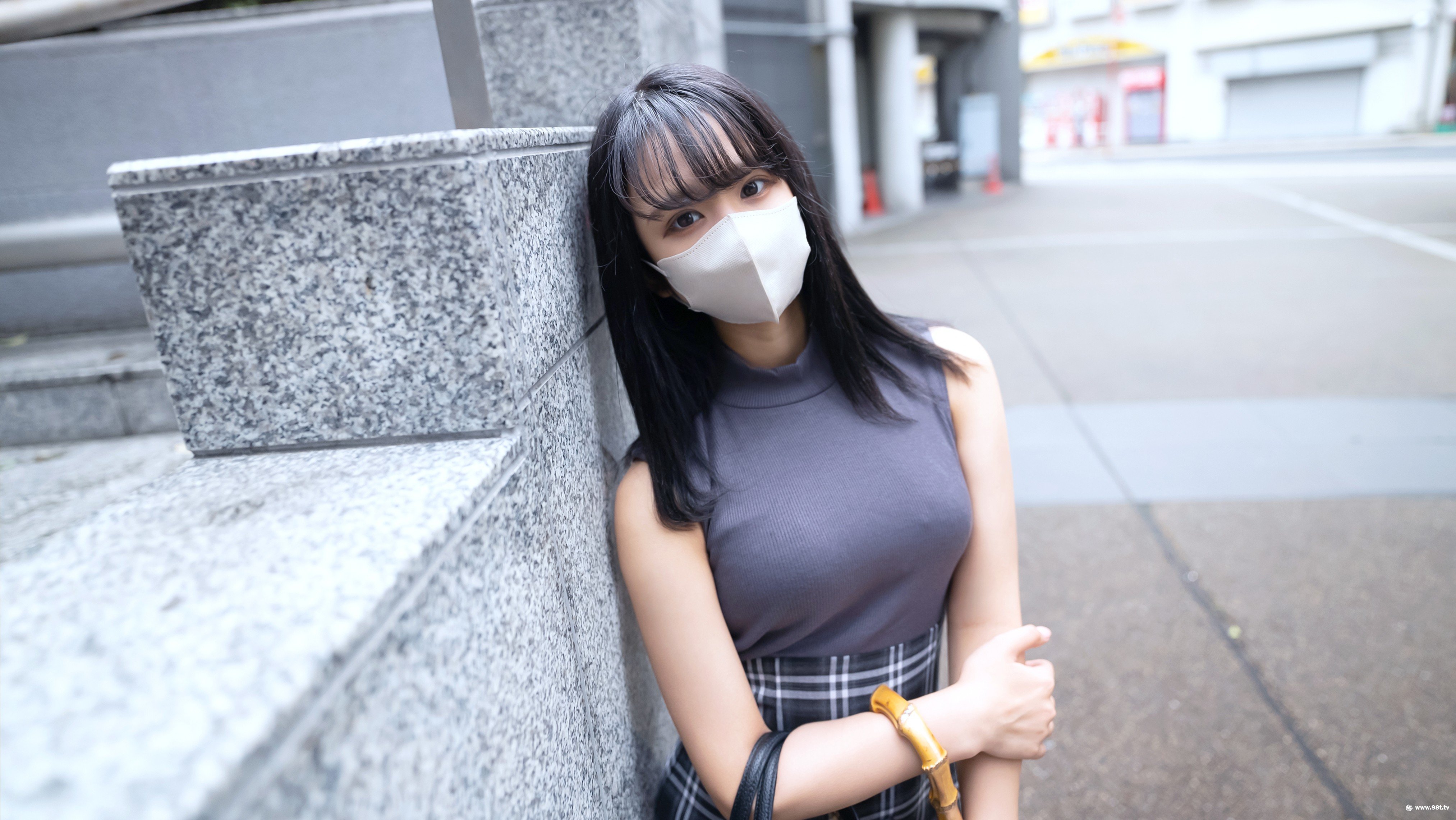 第一次摄影！！电影画风！还什么颜色也没被染成的20岁刚成为的坦率巨乳的专门学生···一边享受挤进住宿处摇晃的美乳封面