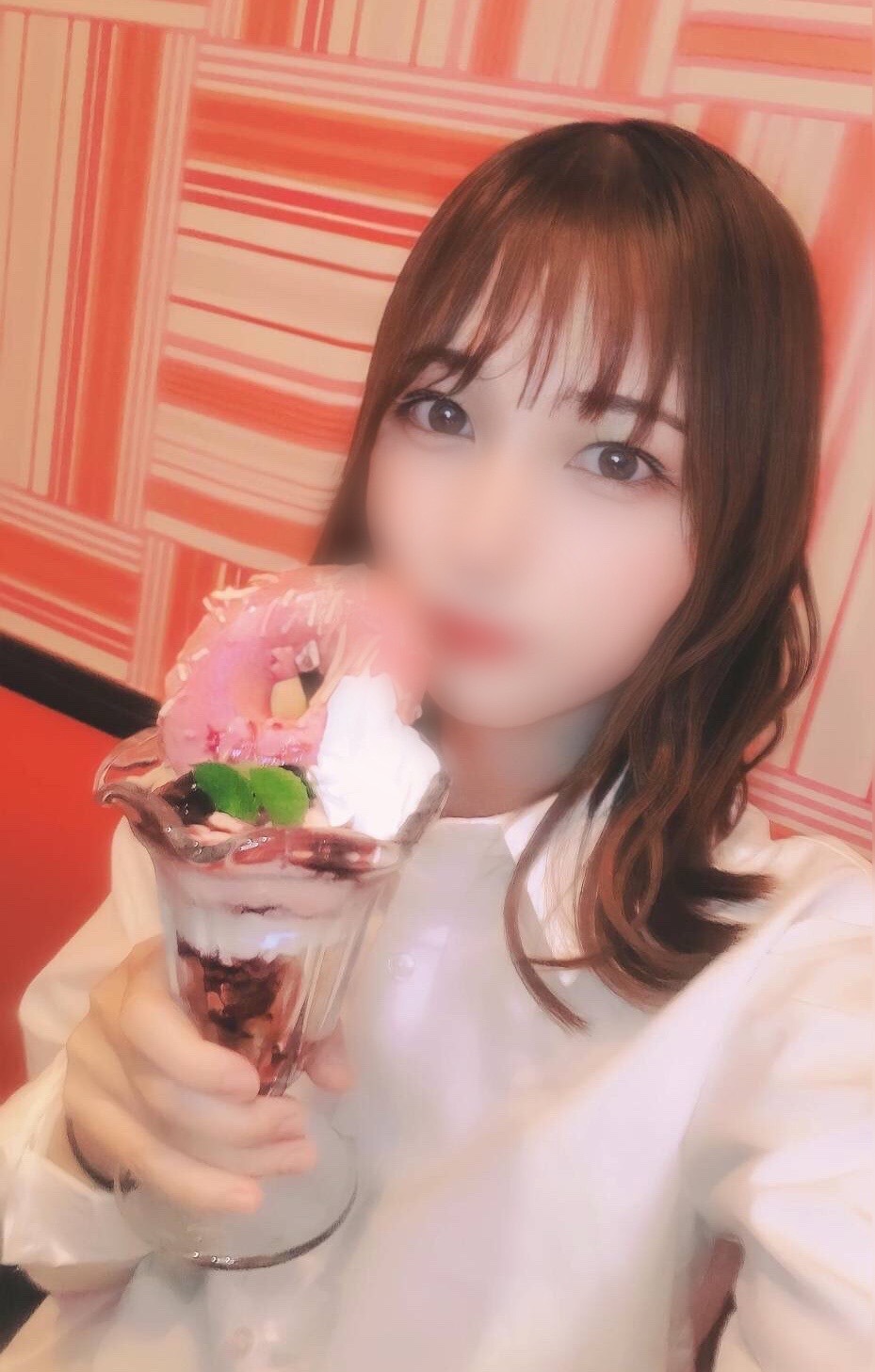 户田惠〇香似的JD卡拉ok打工无法支付学费的烦恼，被人利用。死后中出封面