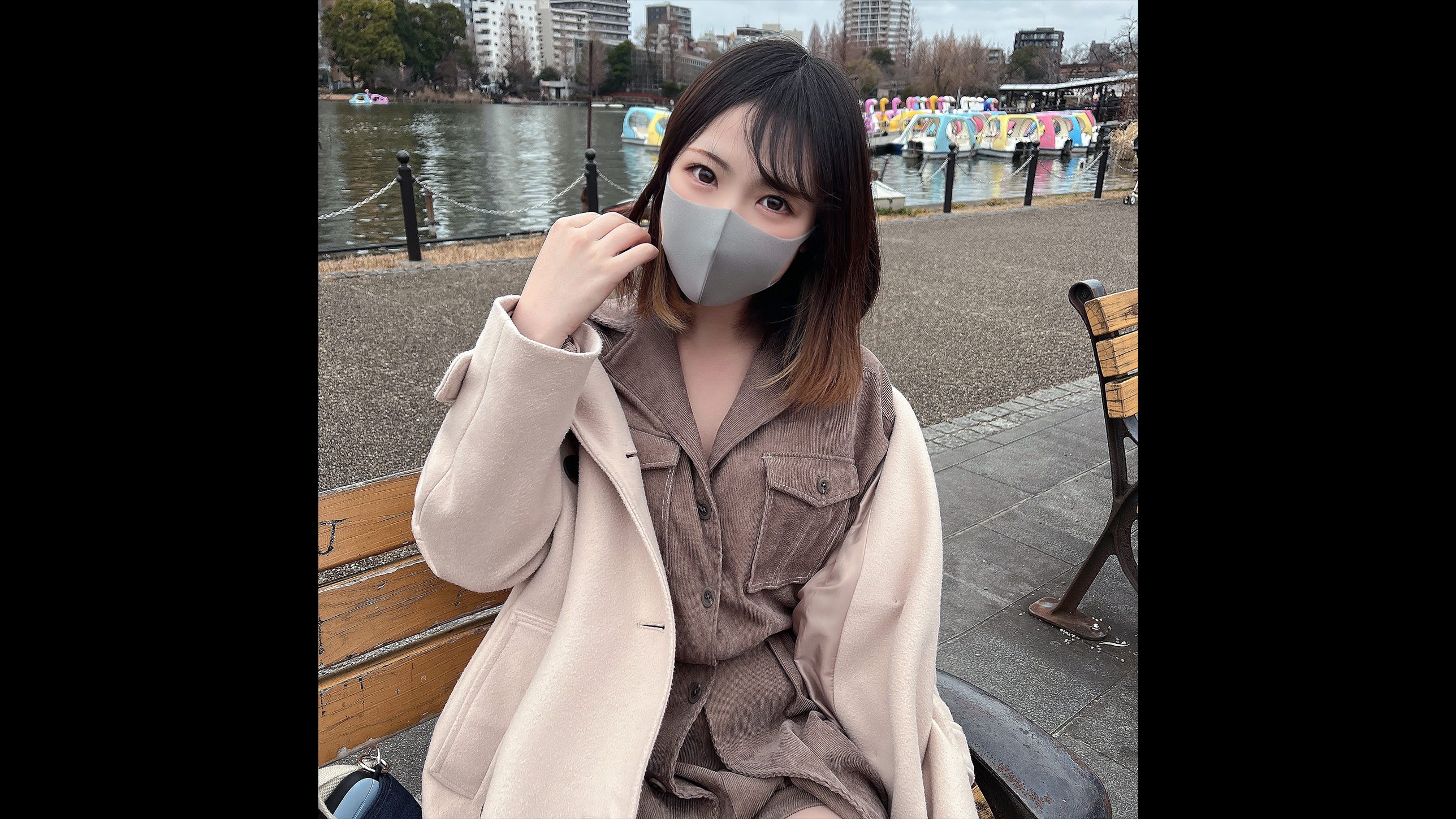 第一次摄影！！对某有名的汽车用品店工作的看板娘性欲裸露的连续阴道内射精！！平时黄色制服隐藏的Ecup一边摇晃一边封面