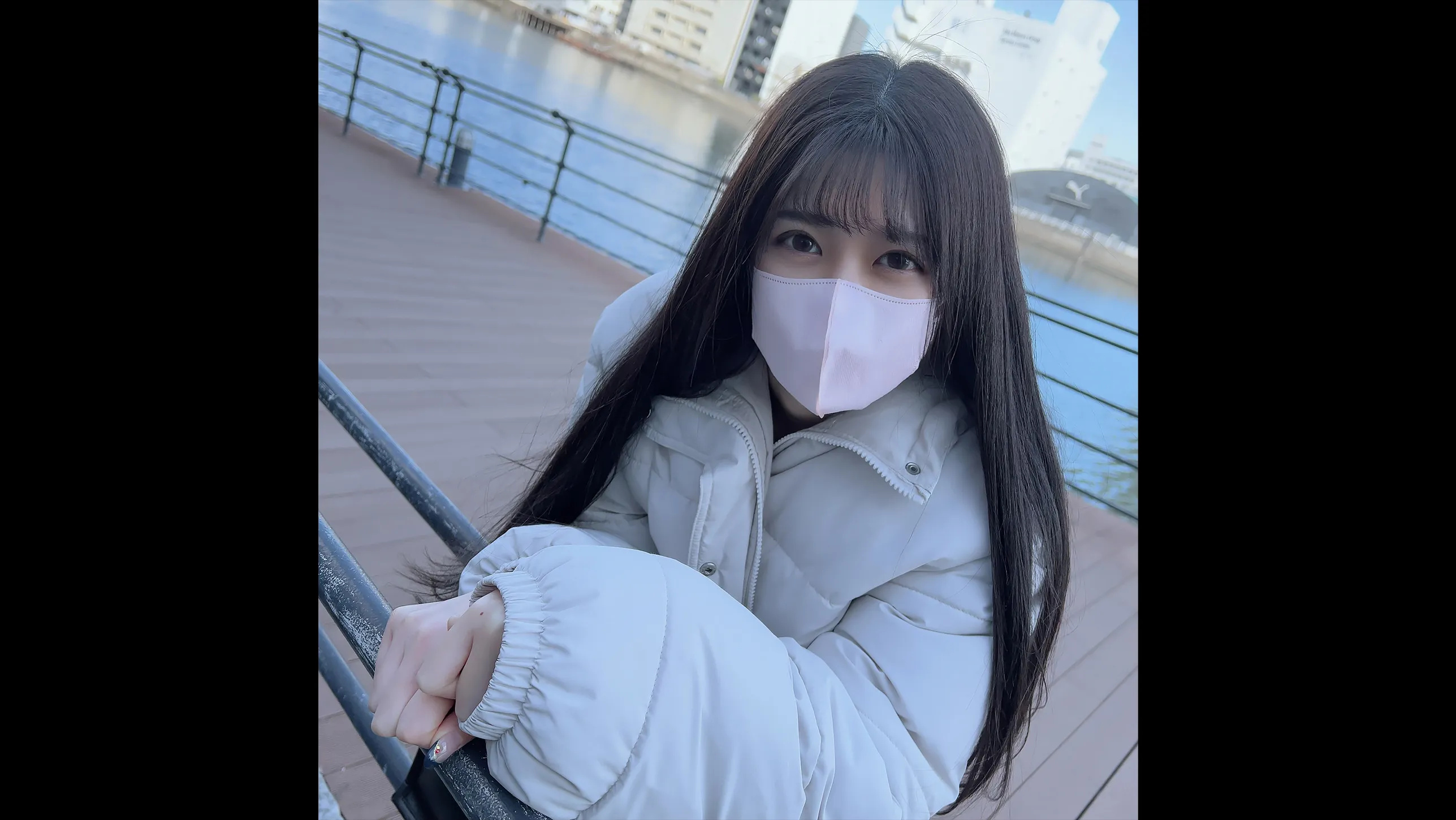 第一枪！ ！当众下流让我兴奋… 长着可爱脸庞的美女接待员，异性癖好到户外，嘴里射精喝光她的体液！ ！然后她被带到封面