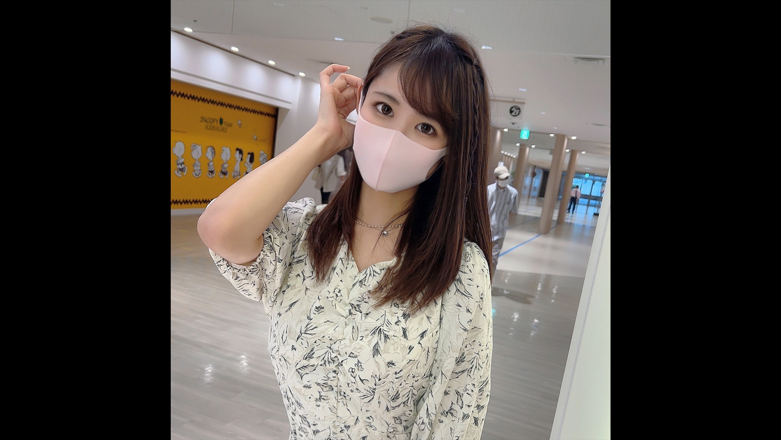 第一次摄影！！女子大学可爱满分的蓬松Fcup美巨乳优等生！！身上系上粉红色的围裙掩不住的巨乳摇晃动画声音喘息散开封面
