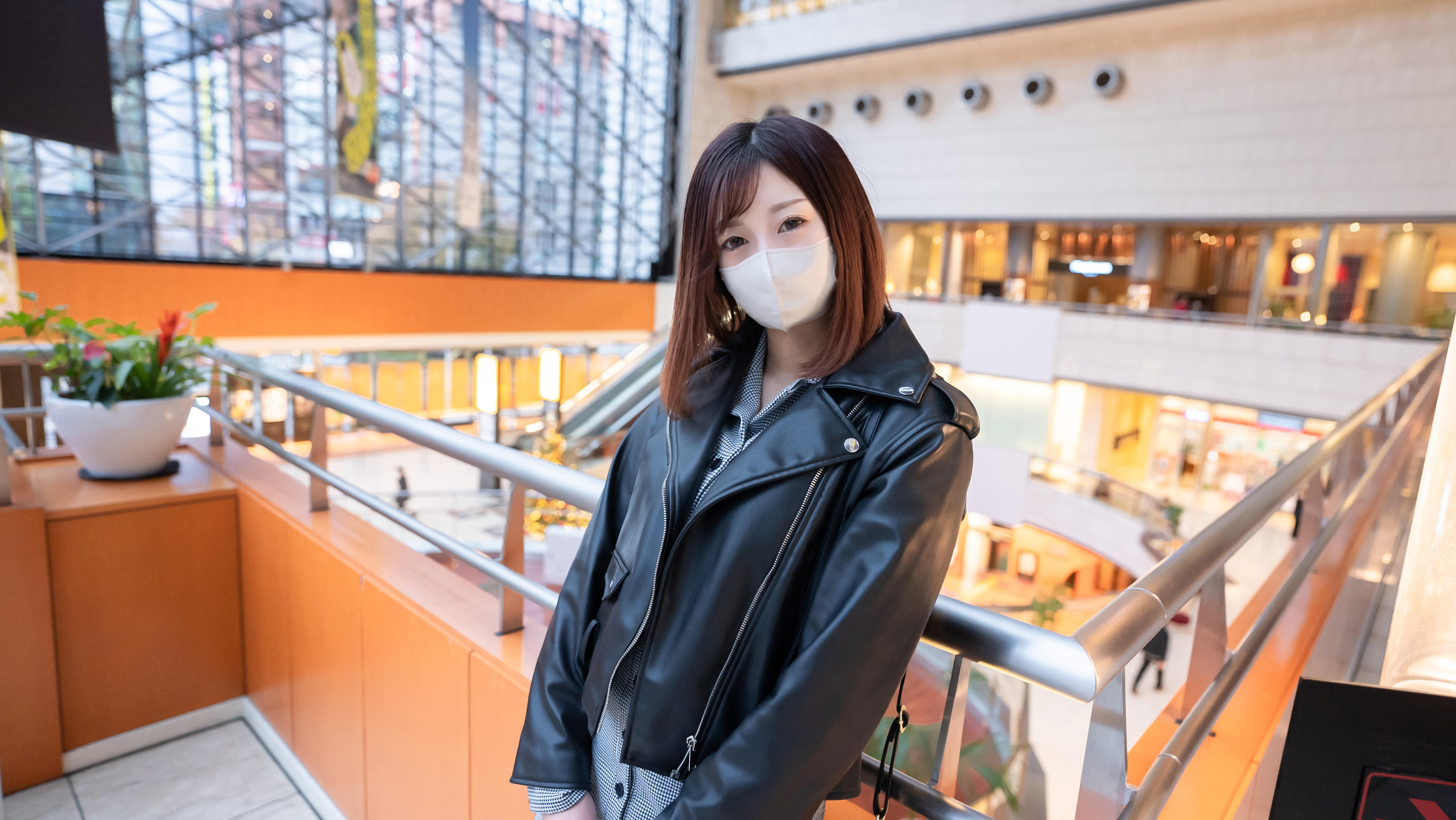 第一枪！ ！电影风格！一名在医疗办公室工作的好色女人在生日那天被告知脏话时沉浸在快感中，两次阴道射精！封面