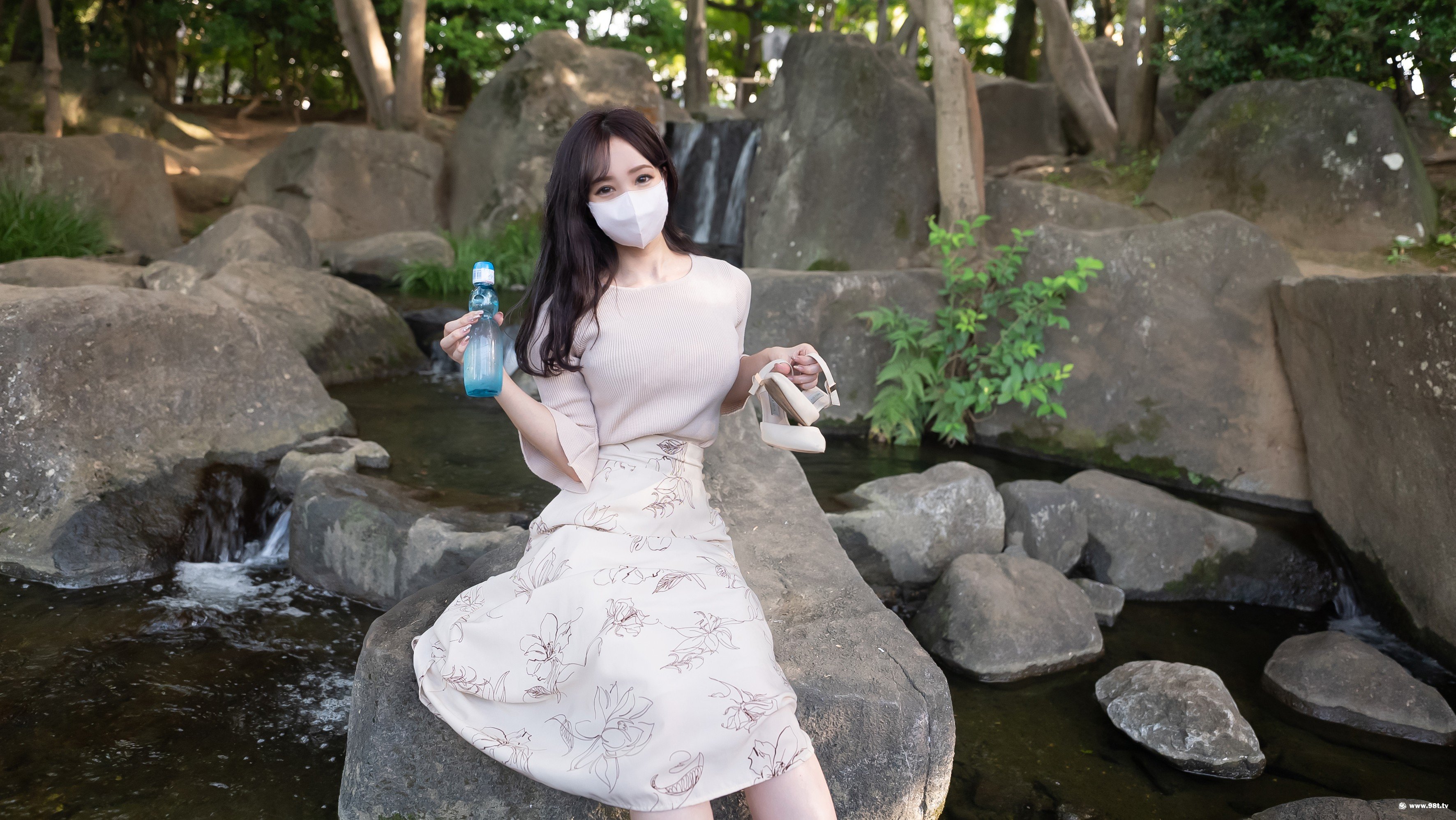 第一次摄影！！电影画风！高学历护理学部的美白巨乳女大学生！！对象魅惑的块一样的情欲性的身体生中出＆漂亮的脸颜面射封面