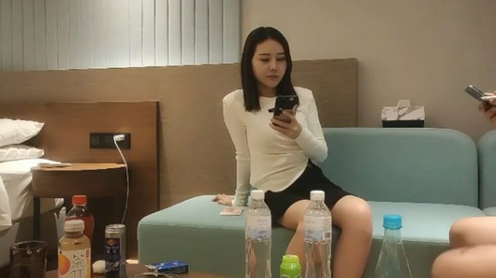3000网约高端外围女神沙发啪啪,极品身材一对美乳超诱人娇喘连连封面