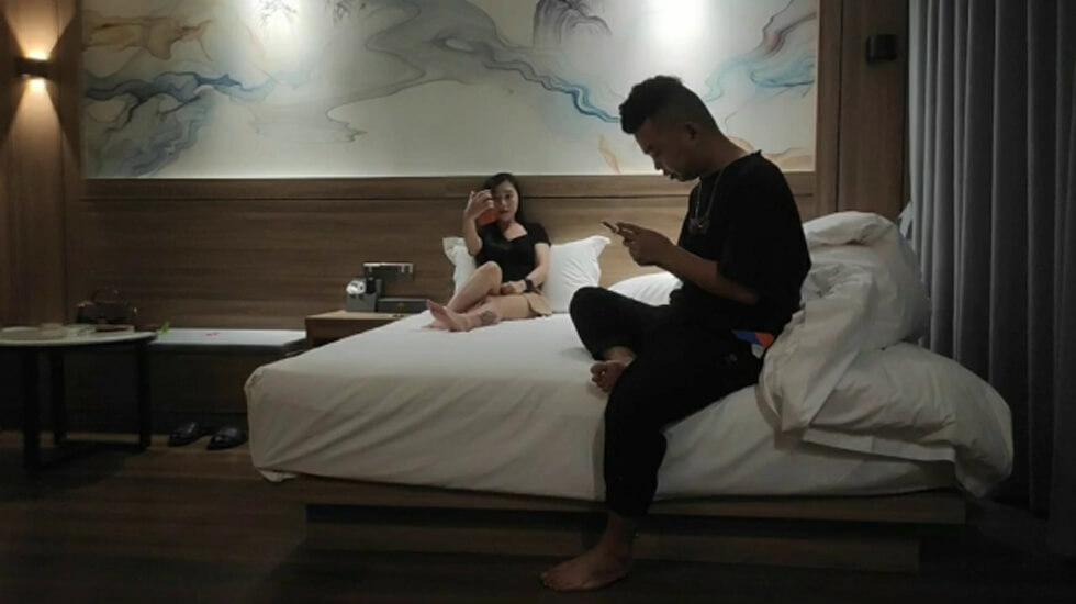 2600网约极品外围苗条温柔体贴入微,翘臀美乳娇俏脸庞,激情啪啪撸管佳作封面