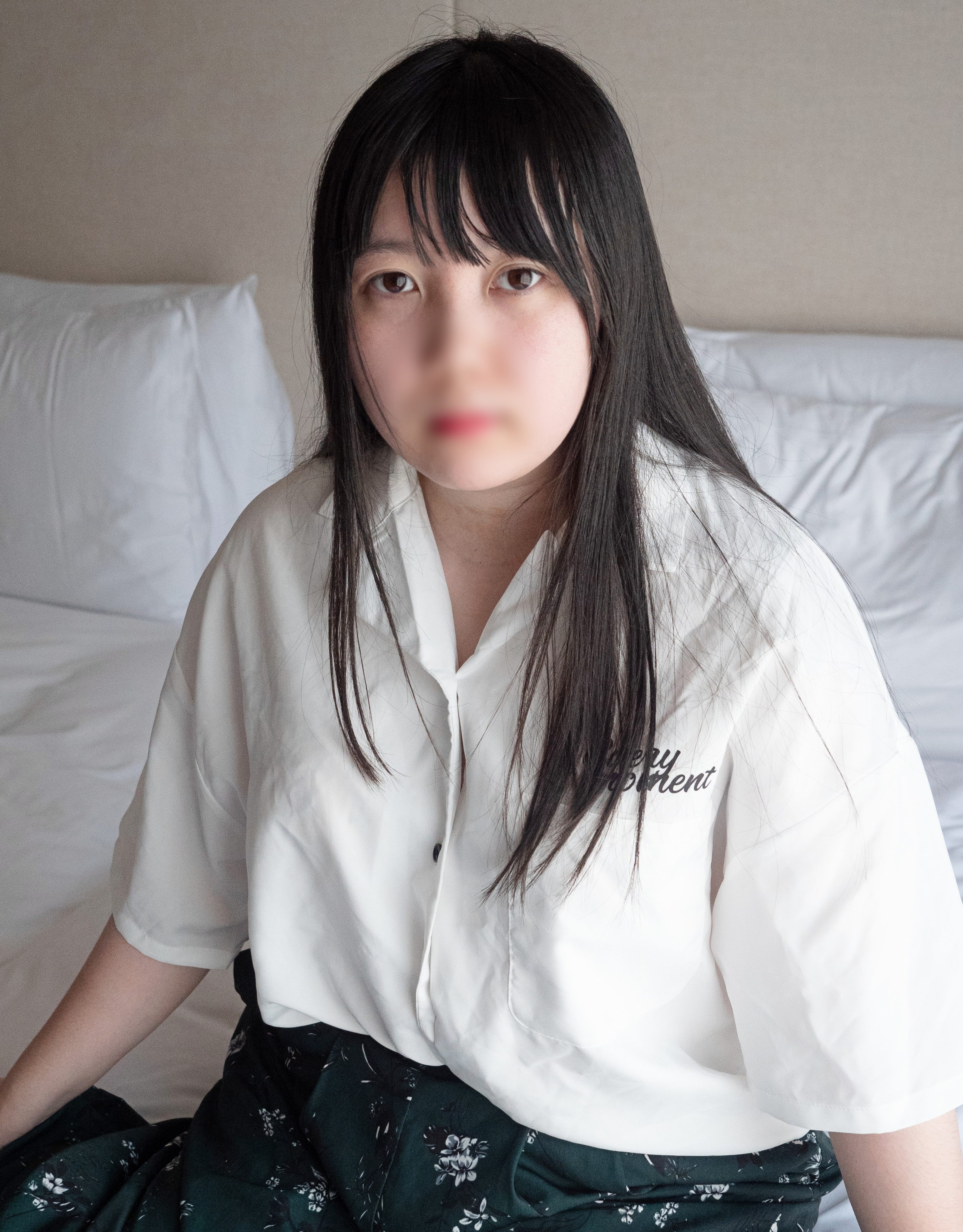 【无修正】可爱的E罩杯棉花糖系女大学生。抱感出众的柔软白皙的身体。面对镜头始终紧张…，虽然被讨厌，但在没有许可的封面