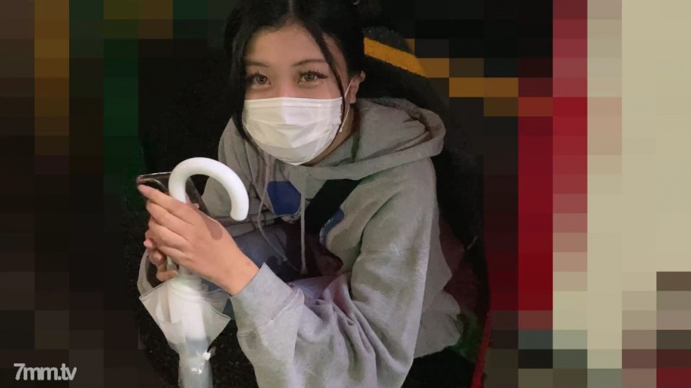 【无修正】18岁的第一张合影！人生第一次中出！保护在深夜的繁华街错过末班车而走投无路的地方姑娘，无许可佩戴♡封面