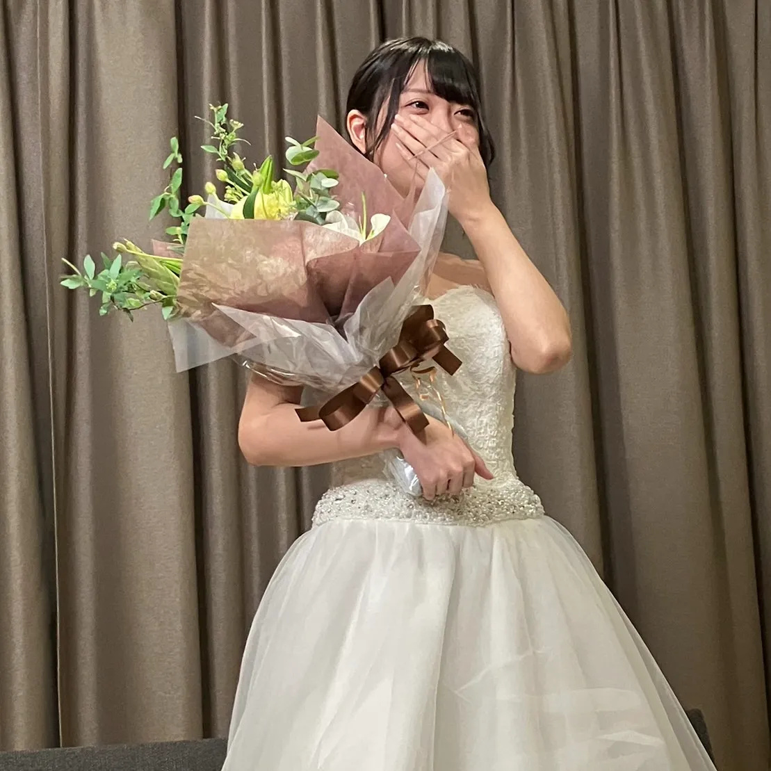 【终于开始贩卖】惠理佳泪下的毕业婚礼！在粉丝感谢祭的个人摄影会上挑战奖励！附有写真集的先行销售版！-cd5封面