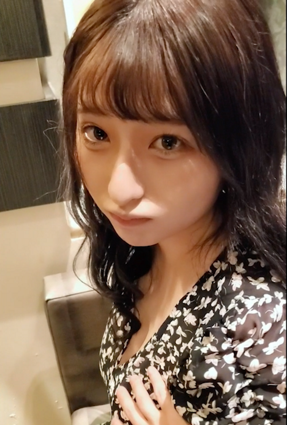 19岁的女主播级I杯女生试着拍照封面