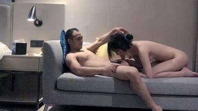 中年大叔约到年轻肤白嫩妹，温柔配合封面