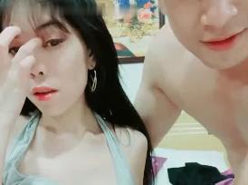 中年男约炮越南肤白妹子啪啪大秀_骑乘后入多种姿势换着勐操抱起来干封面