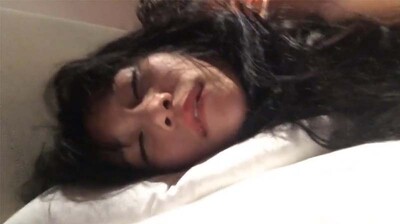 晚上加班吃宵夜灌倒平时很骚的女同事旅馆开房嘴里说不要下面迎合鸡巴不停抖动表情享受封面
