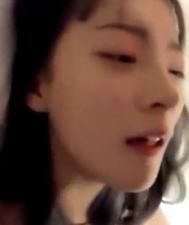 无套爆草极品美女，表情和叫声都堪称一流，不看后悔，更多真人直播佳威封面