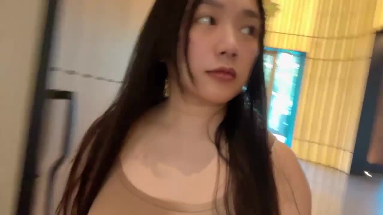 高颜值气质女神约炮屌丝最后射在了奶子上...封面