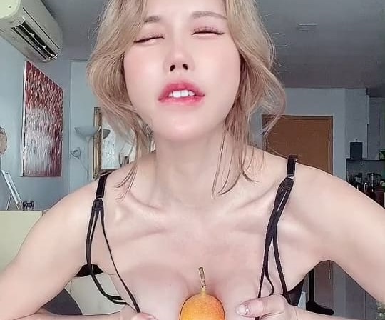 福利时间吃个樱桃...封面