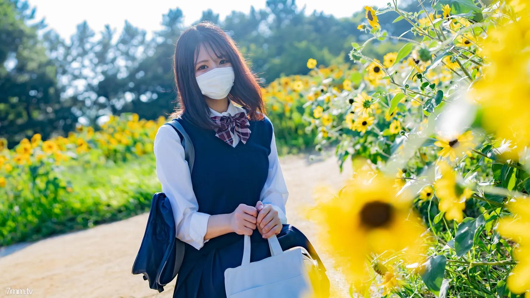 稚气未脱的白皙清秀的Fcup美〇女子〇生···用不习惯的手动作夹入男性生殖器一边享受摇晃的美巨乳一边无橡胶阴道内。封面