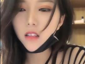 奶奶奶奶哦情趣透视装卫生间自慰秀.封面