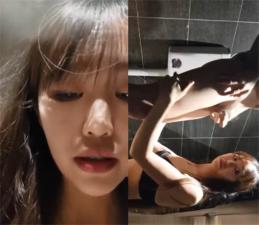 美女雪儿粉和男粉丝在网吧厕所约啪爽到高潮但不敢叫出..封面