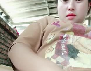 怀孕的人妻露脸大白天哄着孩子还要伺候大哥激情啪啪掰开逼逼给狼友看特写各种舔弄大鸡巴无套爆草射逼里封面