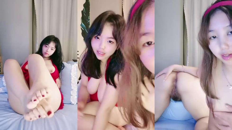 大奶风骚好姐妹一起诱惑狼友发骚全程露脸大奶子好诱人淫声荡语听狼友指挥展示掰开小穴又嫩又小好刺激封面