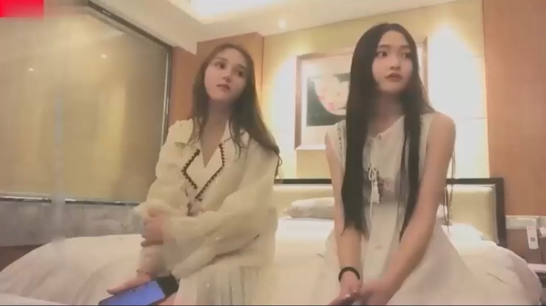 花2000约到两个肤白貌美良家妹子封面