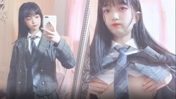 美少女在直播间脱掉衣服抚摸美乳.封面
