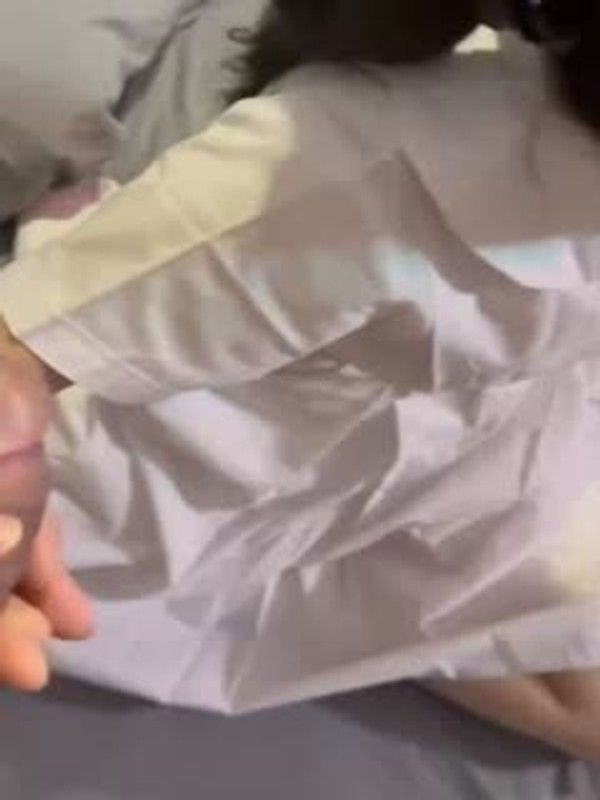 平时在学校里穿得可保守了，谁能想到啊..封面