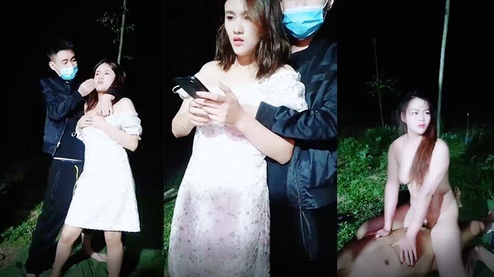 【深夜户外强奸闺蜜】夏天到了，适合野外群P，两男两女淫乱聚会，小姐妹在空旷田野肆意狂叫。}封面