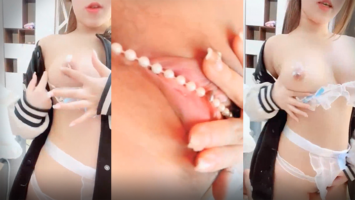 【清純活力美少女】全身粉嫩揉捏美乳，珍珠內褲磨蹭小穴，雙指摳入嬌喘呻吟，翹起美臀扭動極其誘惑。}封面