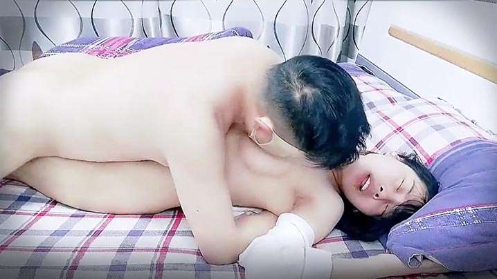 KU喂不饱的小少妇露脸镜头前发骚诱惑大哥，让大哥压在身下蹂躏，亲着小嘴揉着奶吃骚奶子，大鸡巴各种暴力抽插。}封面