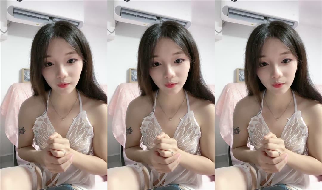 外表乖巧邻家妹妹！收费房大尺度！坐在床头柜自慰，掰开紧致嫩穴，假屌抽插，水声哗哗，娇喘不断封面