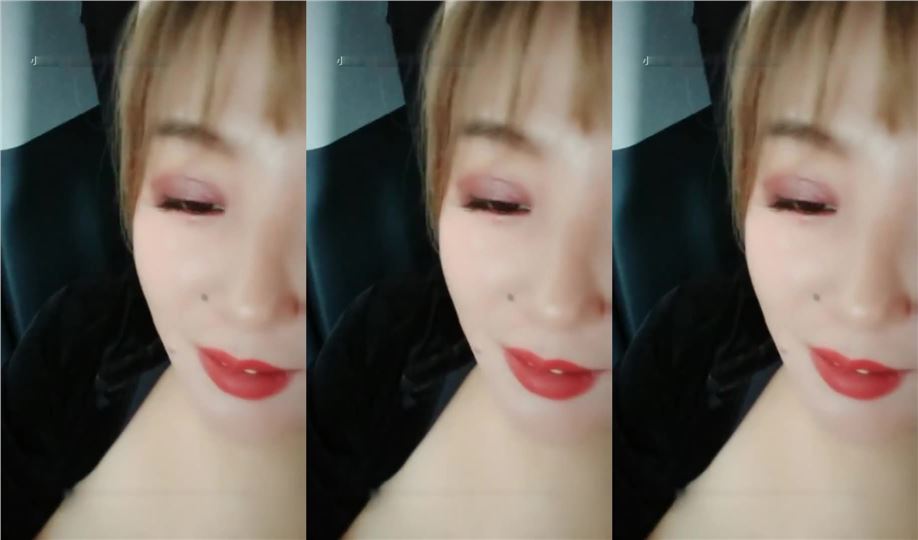 人来人往的大街上，小骚货把腿挂车窗上 躲在车里用大黑牛自慰封面