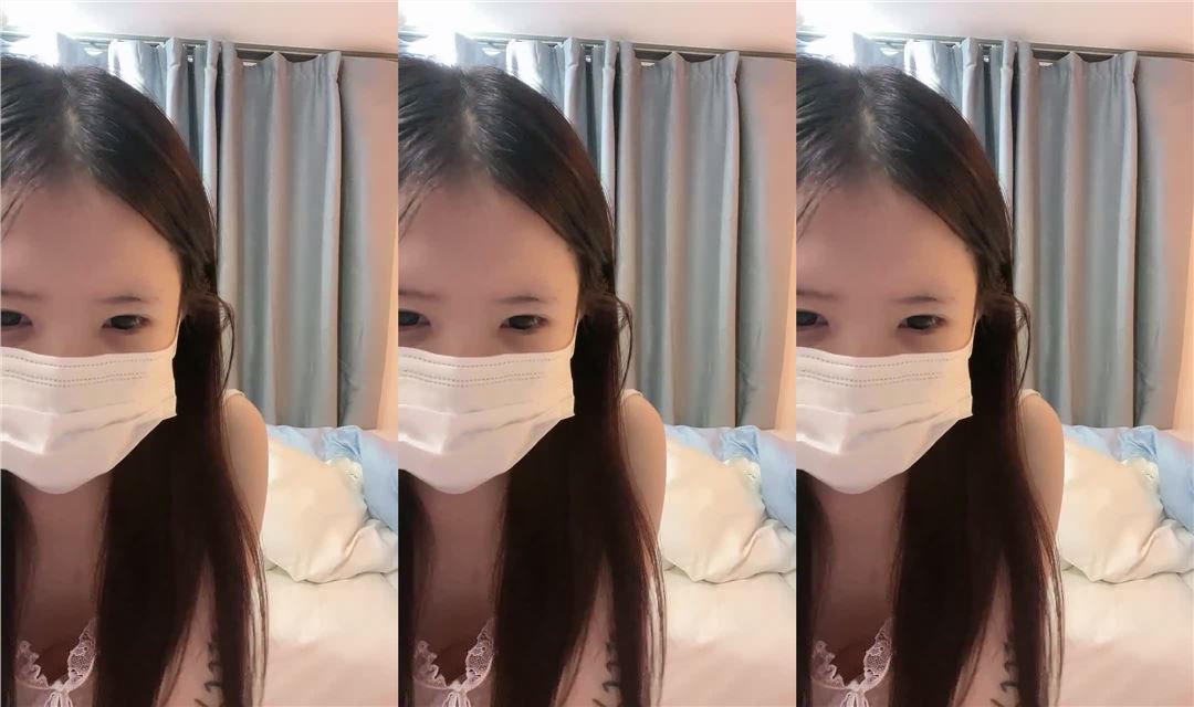 小虎牙，纯欲系美少女，全裸大尺度，震动棒玩嫩穴，翘起双腿抽插，自己慢慢享受，极度诱惑封面
