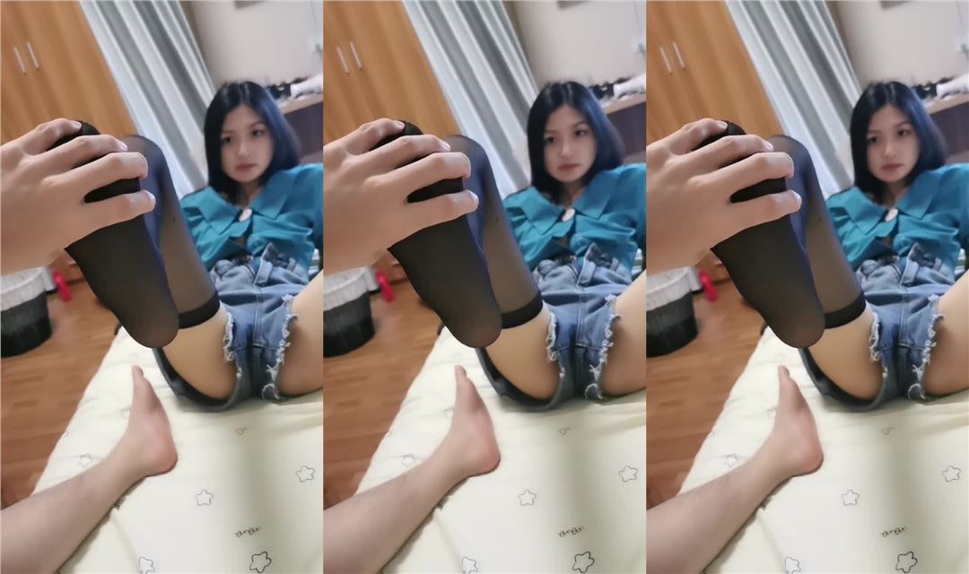 02年学舞蹈的妹妹，黑丝极品美腿，半脱网袜操多毛骚逼，外表文静床上好骚，冲刺一顿爆草封面