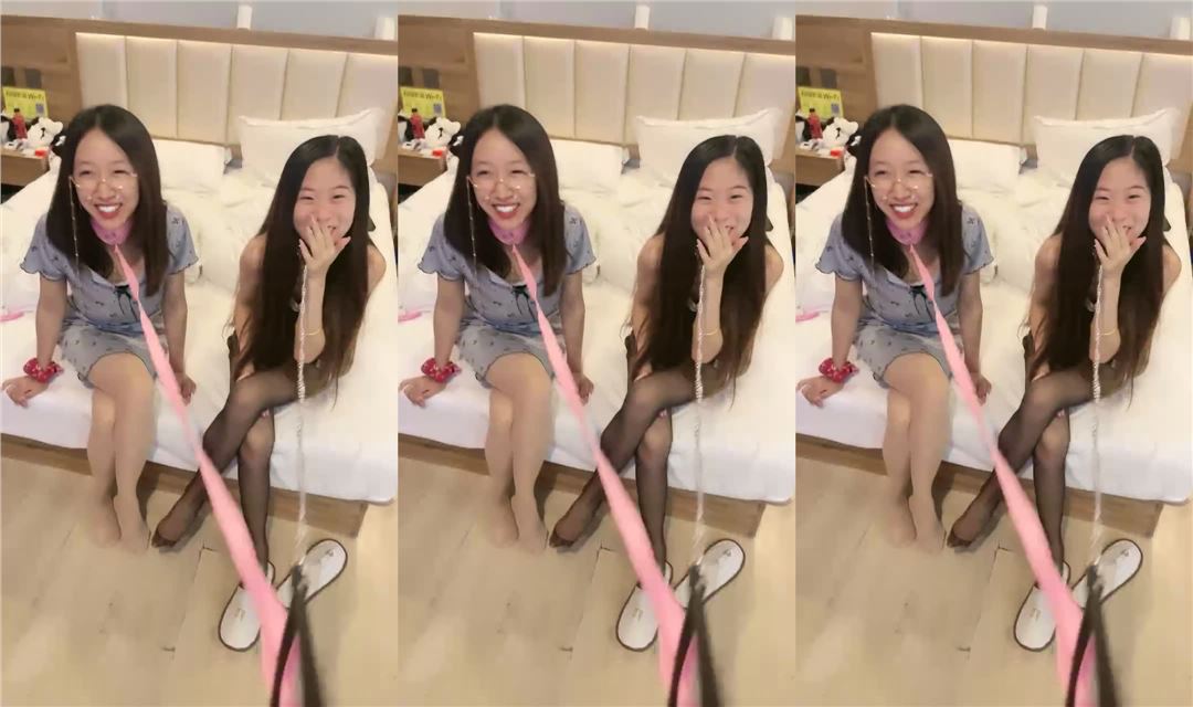 酒店调教两个小奴，项圈链子牵着，性感丝袜美腿，翘起屁股求玩弄，手指扣菊花，爆草多毛骚逼封面