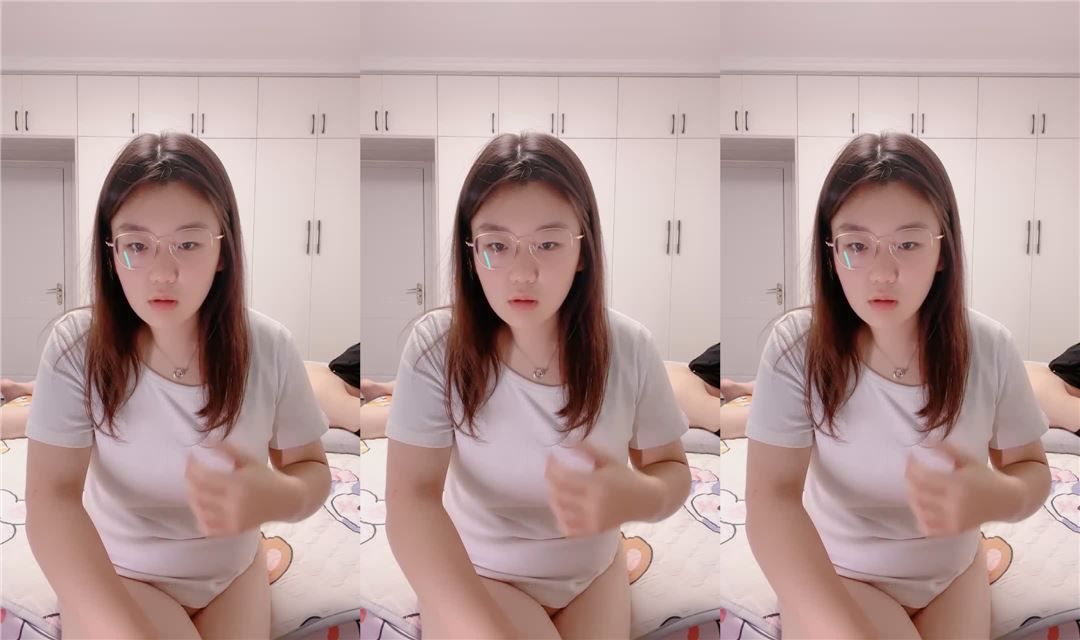 蝴蝶逼微胖大奶萌妹很会享受跟小哥激情啪啪，让小哥舔弄骚穴表情好骚，深喉大鸡巴，各种体位放肆抽插好刺激封面