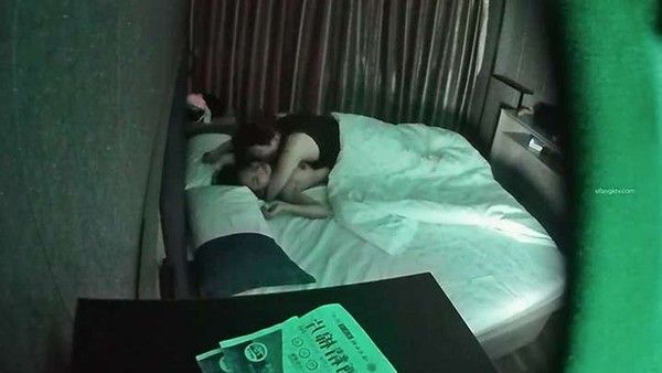 情侣开房男.的做累了女的意犹未尽偷偷自慰封面