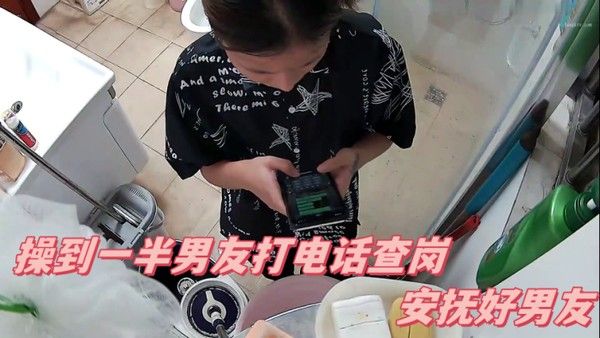 居家摄像头实录出来约炮操到一半男友 打电话查岗安抚好男友被绑炮椅上操封面