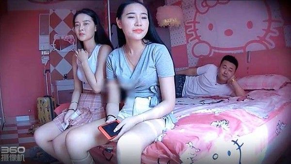 珍稀情趣酒店粉红套房偷拍朋友刚走小肥哥就迫不及待按到模特级别女友啪啪鸡巴还挺大的对白清晰封面