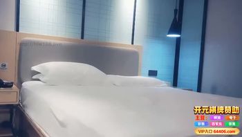 漂亮甜美少妇，被各种姿势猛怼口爆封面