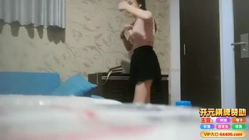 美乳嫩穴兼职少妇，沙发上多姿势输出封面