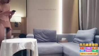 妖艳长靴少女，旗袍黑丝在沙发抠穴各种输出封面