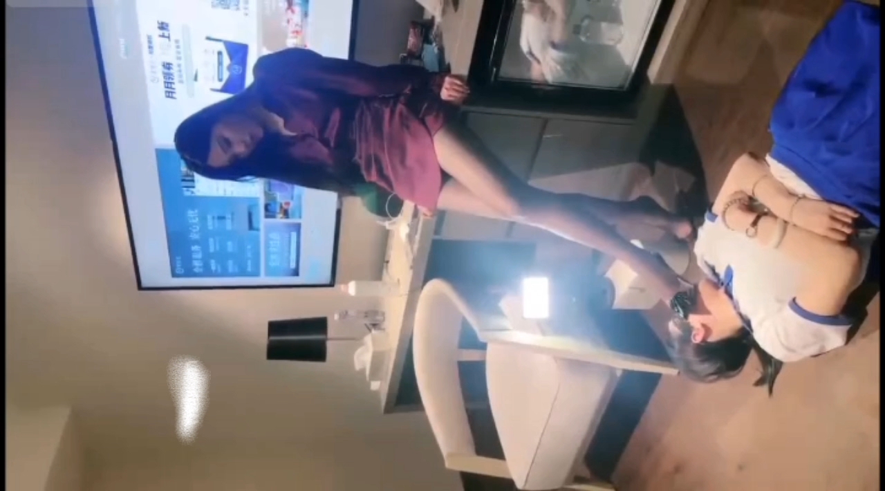 女王剧情演绎母狗喝尿舔脚吃浓痰抵债扇耳光封面