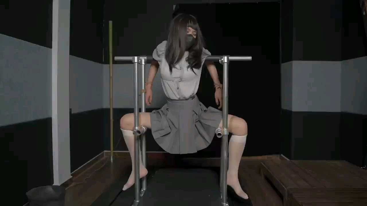 M开腿调教少女封面