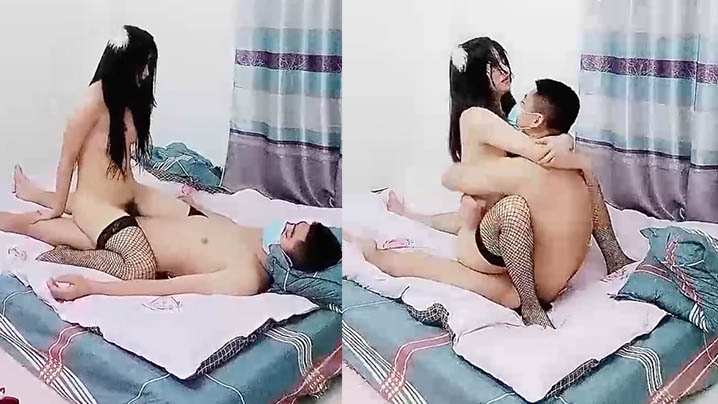 颜值不错风情小萝莉下篇黑丝情趣装这次被小哥哥草爽了露脸口交大鸡巴风骚淫荡让小哥在床上各种抽插浪叫不断封面