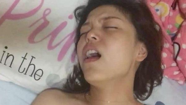 私会弟妹在兄弟过夜看见裸睡的弟妹_于是一做二不休就直接把她给办了封面