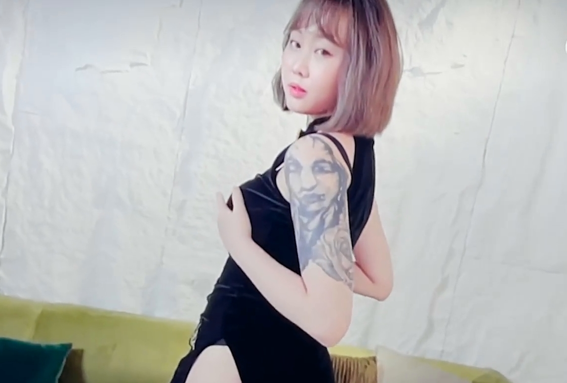 摄影师的脱稿引导从少女 loveso 的 M 字腿中突击封面