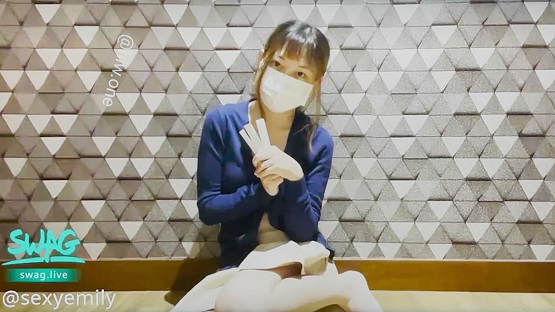 小女孩无家日,卖完火柴被好心大叔带回家？ ！封面